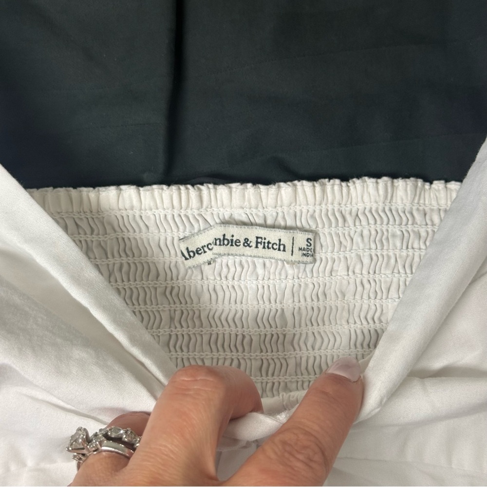 Abercrombie & Fitch White Puff-Sleeve Crop Top with Front Ring Detail - Picture 6 of 8
